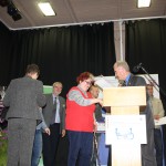 Gabriele Hackebeil erhält vom Staatssekretär Dr. Dippel den Preis überreicht